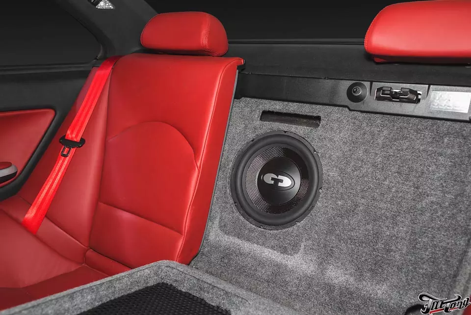 BMW M3. Замена акустической системы с сабвуфером. Вывод Aux. Красные ремни безопасности и порошковый окрас дисков.